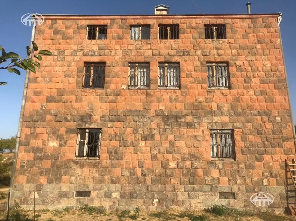 Mansion · 505 m² · v. Karenis