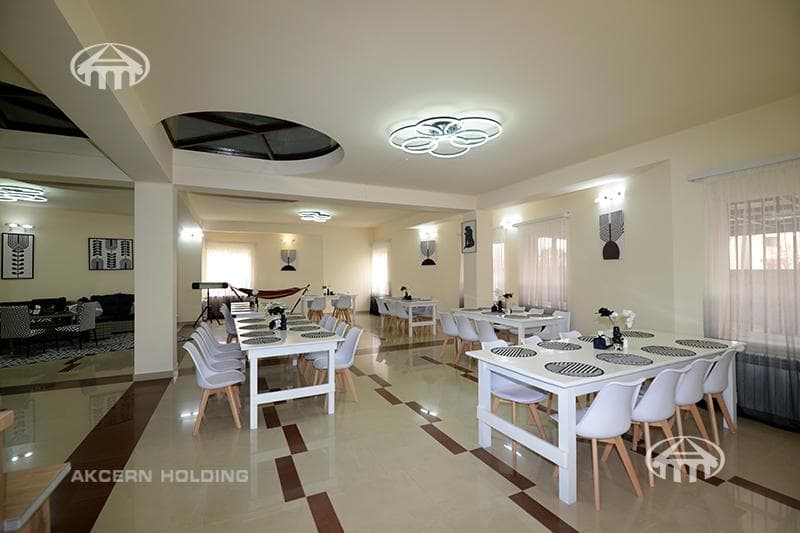 Hotel · 5 rooms · 610 m² · Ptgni