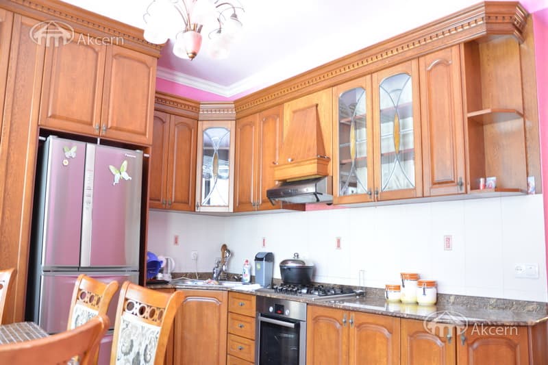 House · 300 m² · Yerevan