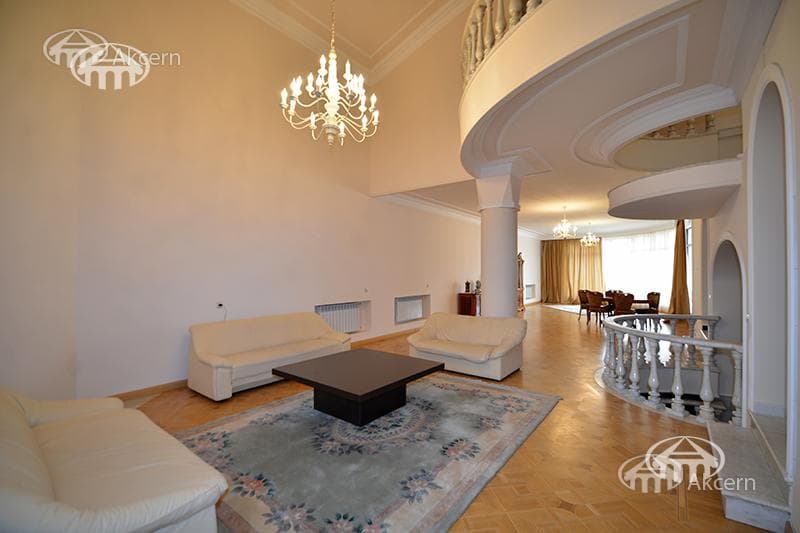 Mansion · 740 m² · v. Arinj