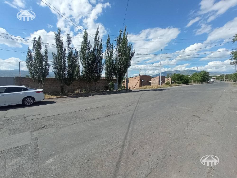 Land · 1,034 m² · v. Mughni