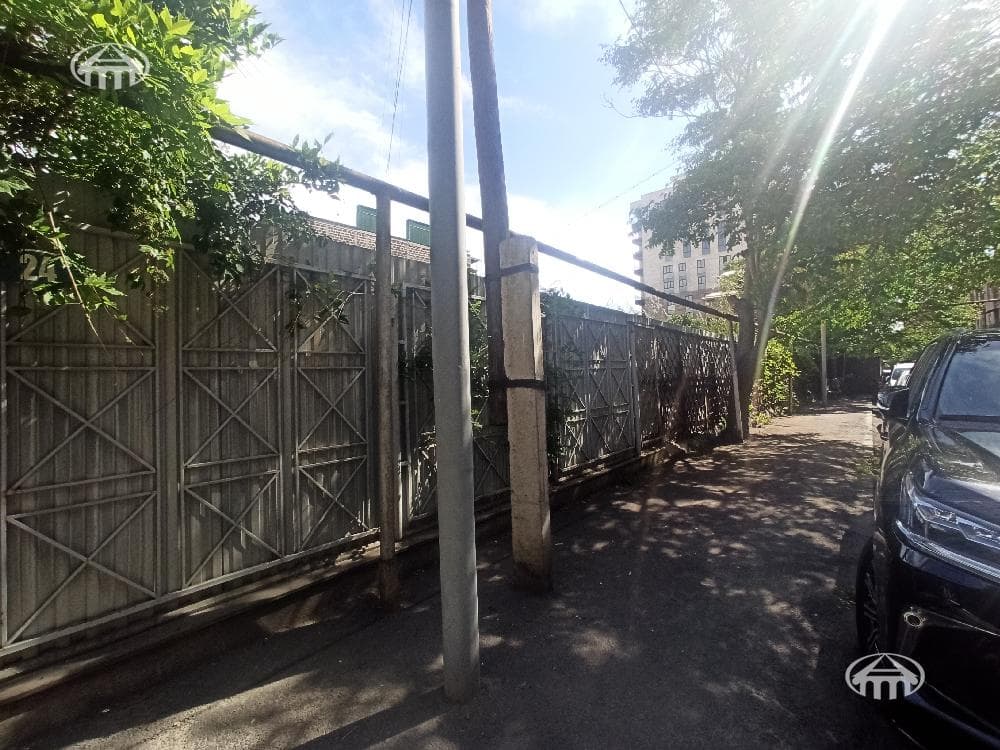 Участок · 1 037 м² · Ереван