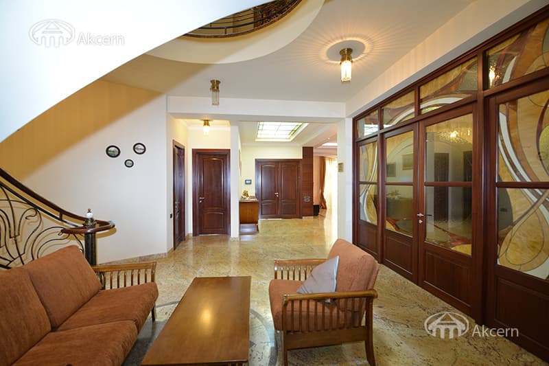 Mansion · 5 rooms · 745 m² · Yerevan
