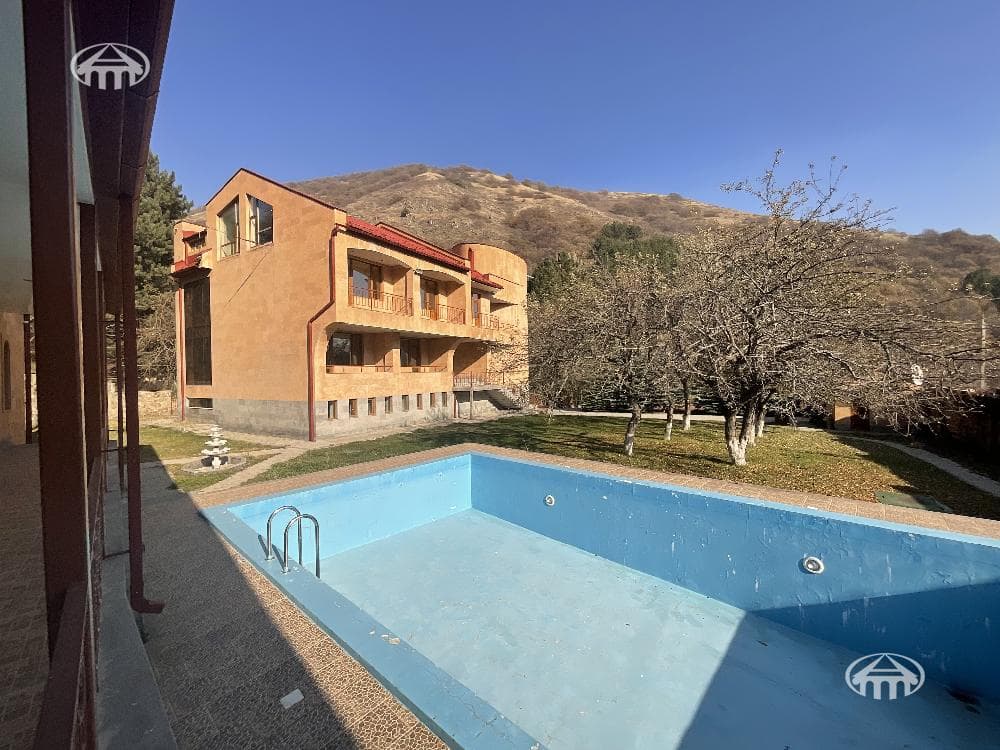 Hotel · 9 rooms · 2,142 m² · Arzakan
