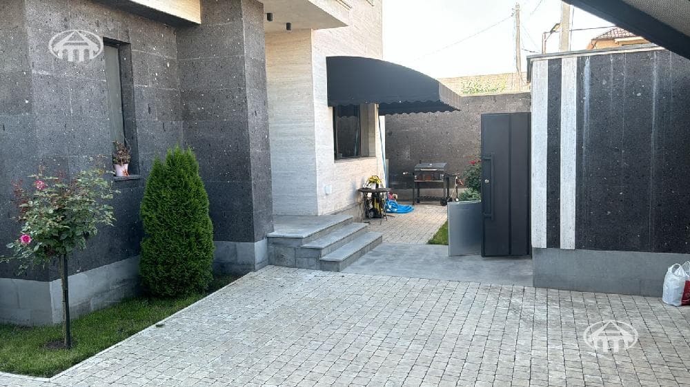 Mansion · 210 m² · v. Arinj