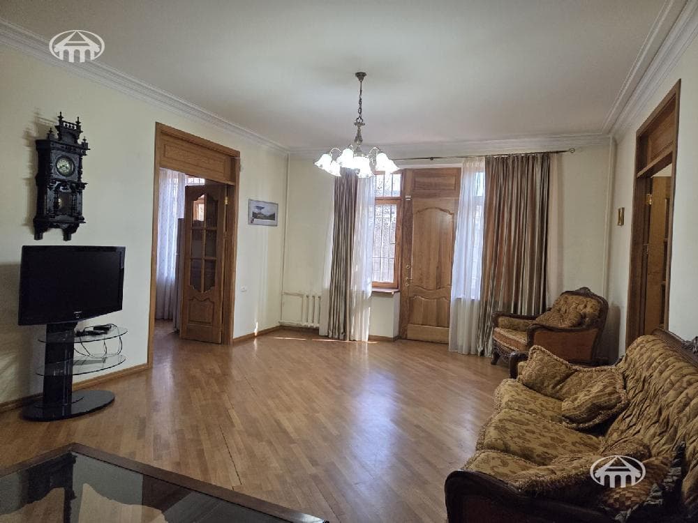 Дом · 6 комн. · 540 м² · Ереван
