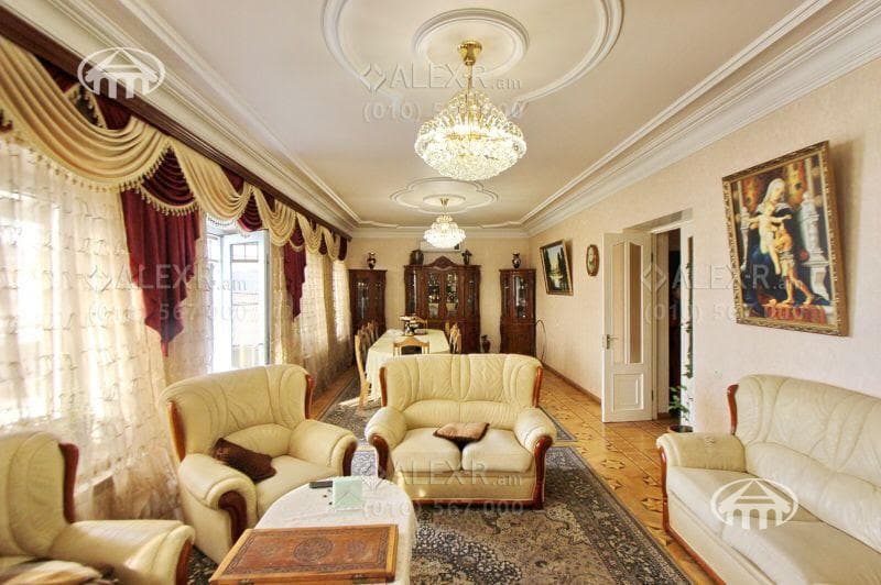 Առանձնատուն · 296 մ² · Երևան