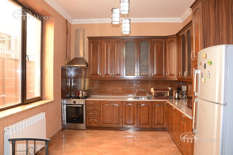 Дом · 4 комн. · 220 м² · Ереван