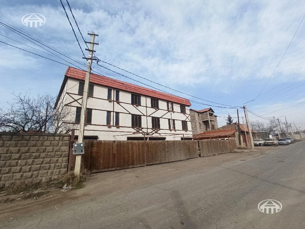 Հյուրանոց · 750 մ² · Ջրվեժ