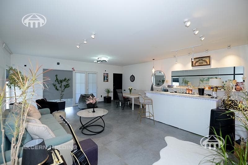 House · 290 m² · Parakar