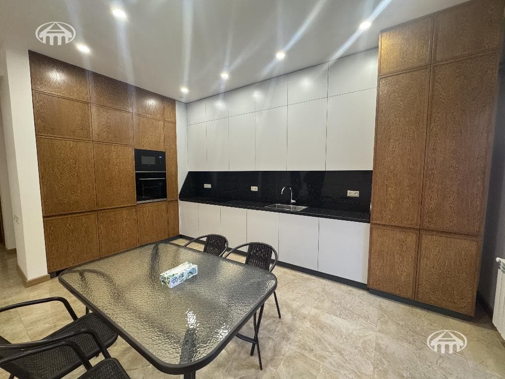 Townhouse · 4 rooms · 292 m² · Yerevan