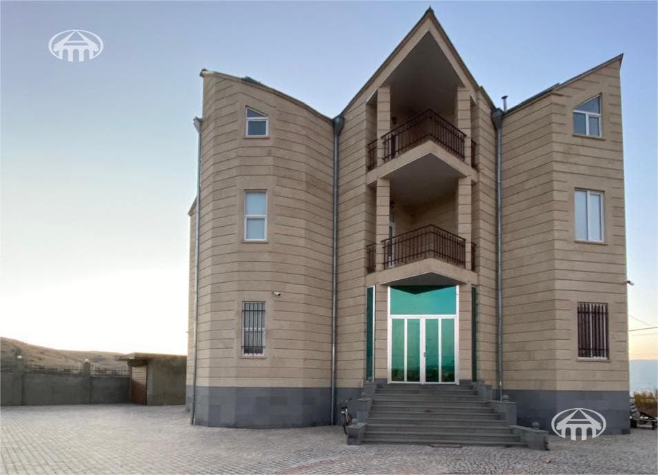 Mansion · 617 m² · Charentcavan