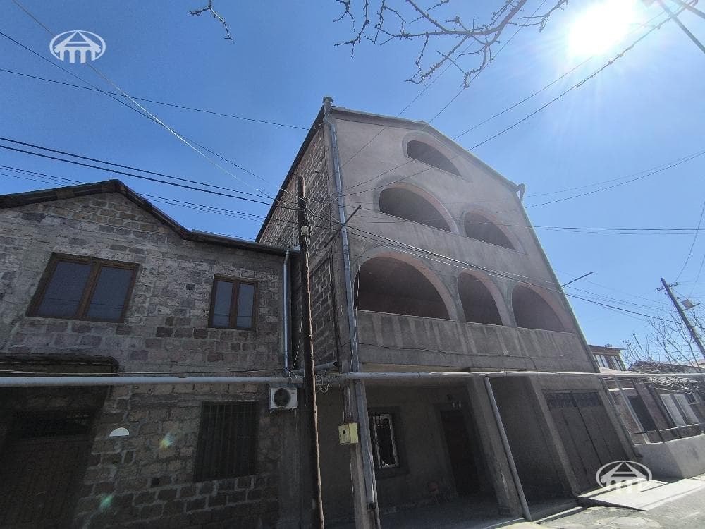 Дом · 8 комн. · 490 м² · Ереван