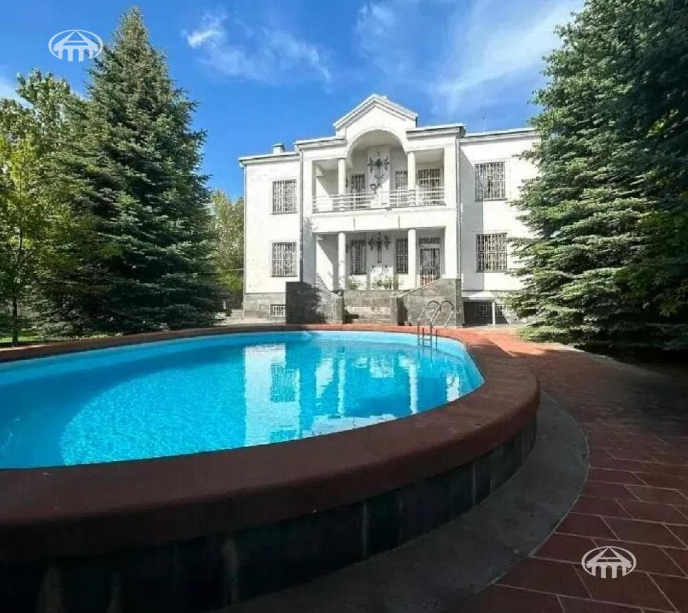 Особняк · 8 комн. · 540 м² · Джрвеж