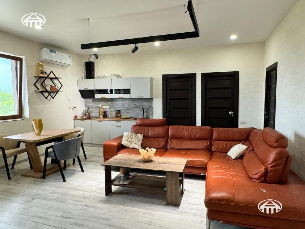 House · 719 m² · Arzni