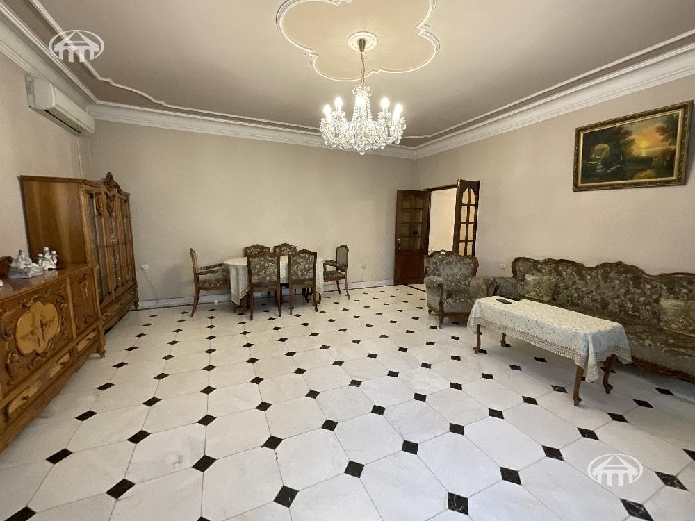 Առանձնատուն · 6 սեն. · 279 մ² · Երևան