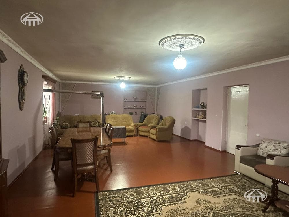 Քոթեջ · 257 մ² · Պտղնի
