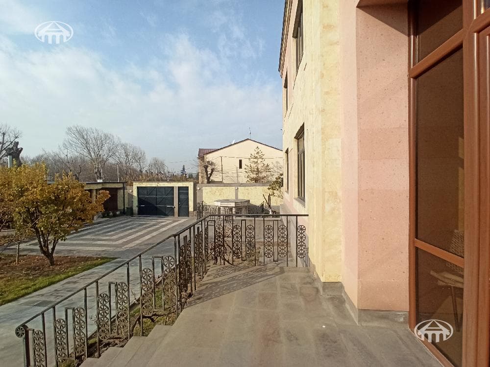 Mansion · 1,417 m² · Yerevan