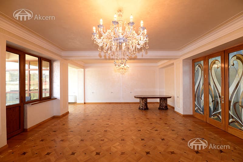 Apartment · 4 rooms · 240 m² · Kentron