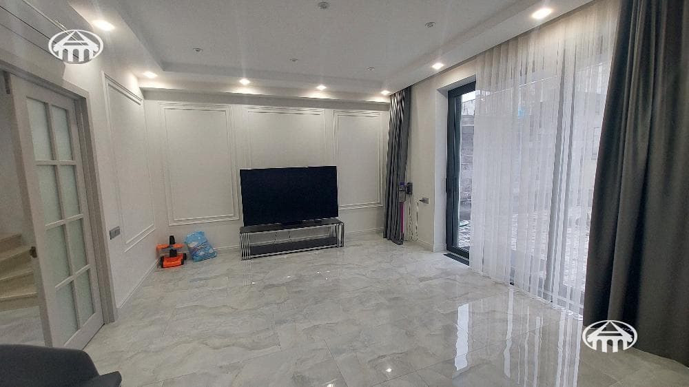 Таунхаус · 4 комн. · 300 м² · Аван
