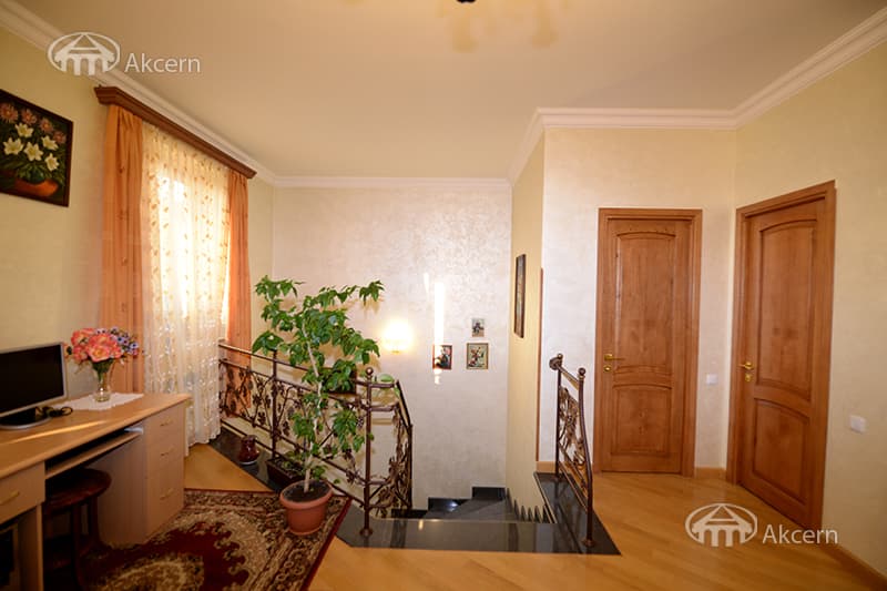 Mansion · 5 rooms · 372 m² · v. Arinj