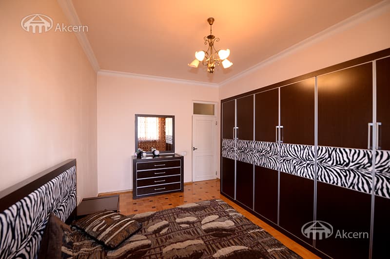 House · 7 rooms · 460 m² · Kentron