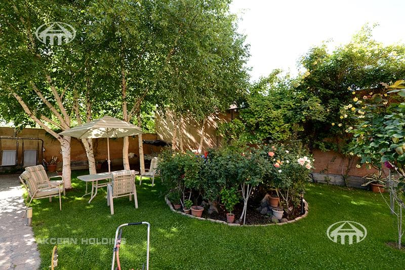 House · 5 rooms · 678 m² · Kentron