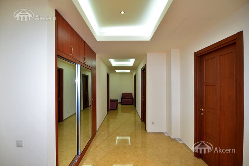 Квартира · 4 комн. · 160 м² · Кентрон