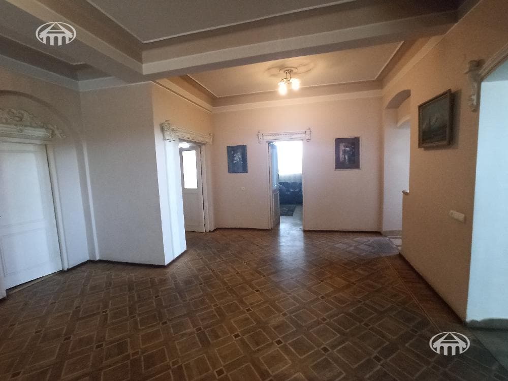 House · 8 rooms · 459 m² · Nor Nork