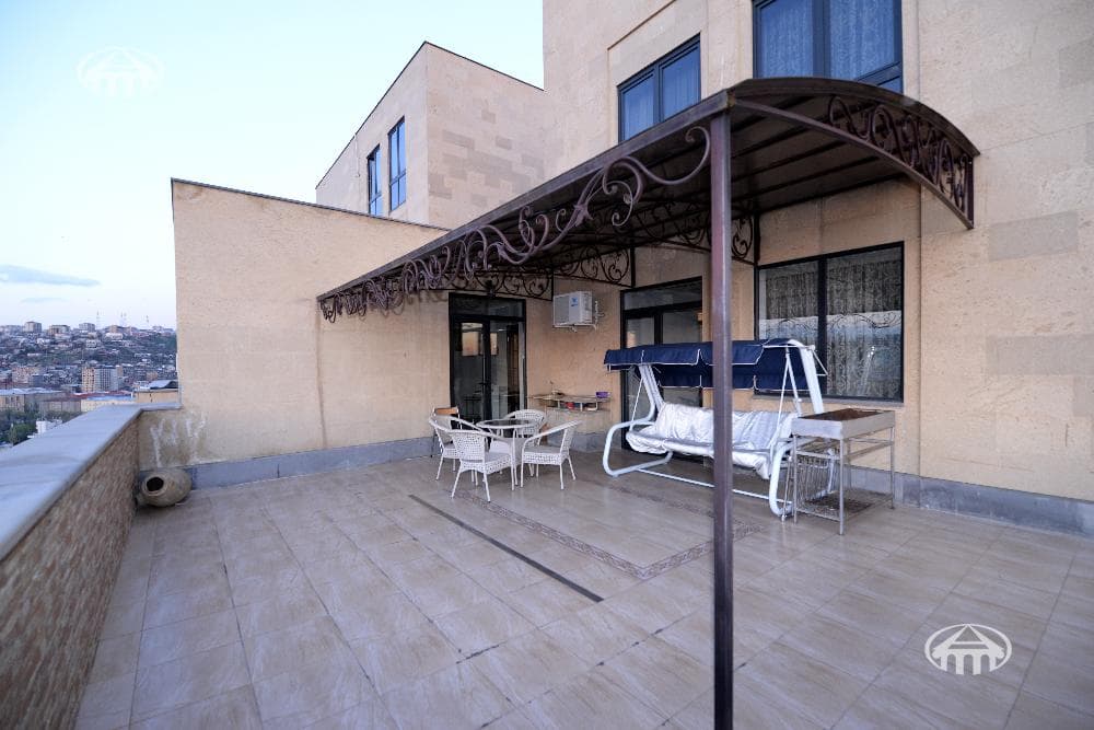 Квартира · 5 комн. · 300 м² · Кентрон