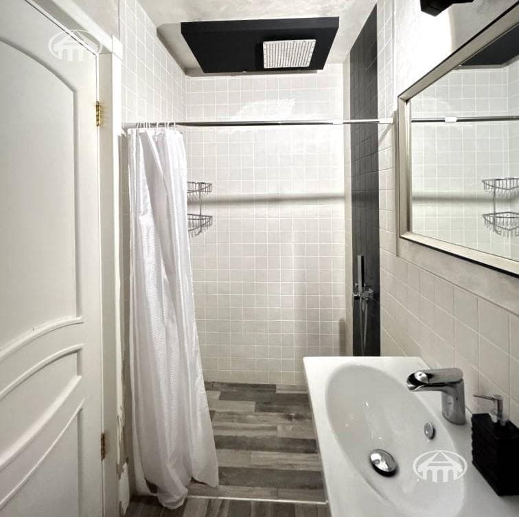Квартира · 4 комн. · 128 м² · Кентрон