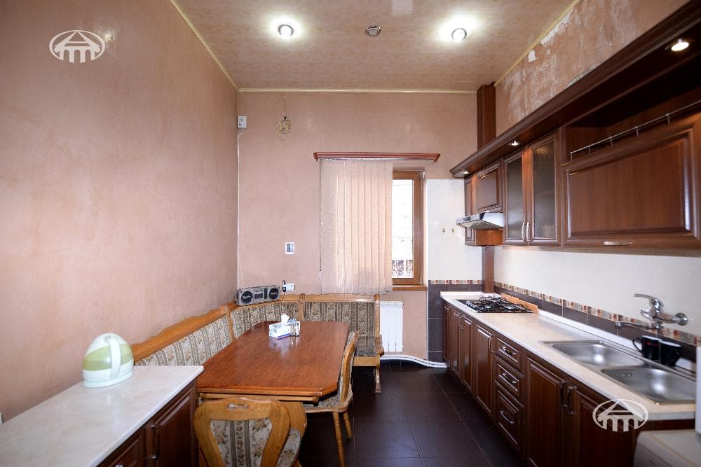 Սեփական տուն · 4 սեն. · 285 մ² · Էրեբունի