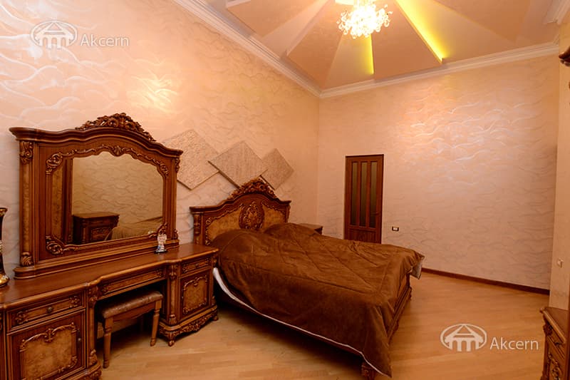 Առանձնատուն · 7 սեն. · 680 մ² · Կենտրոն