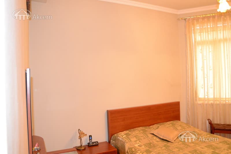 House · 6 rooms · 250 m² · Arabkir