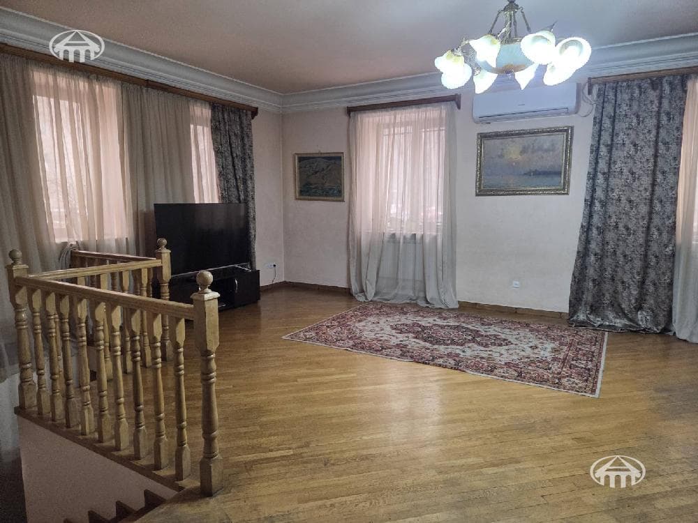 House · 6 rooms · 865 m² · Arabkir
