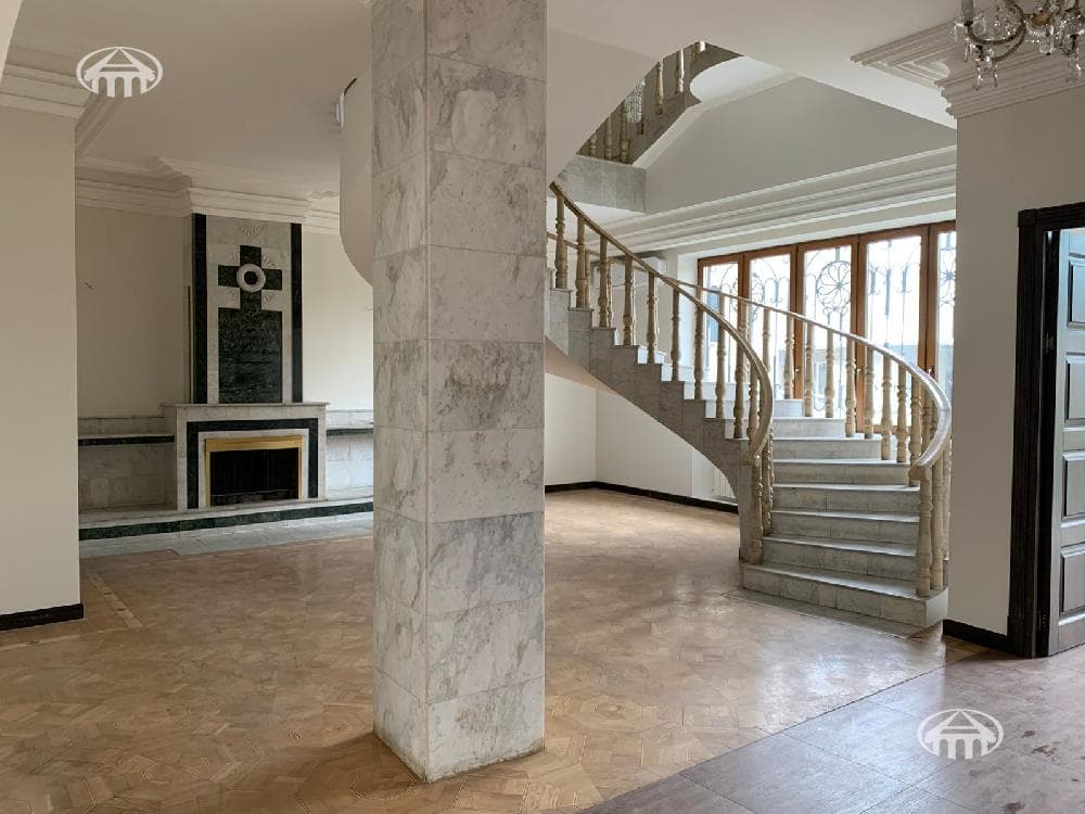 House · 6 rooms · 537 m² · Kentron