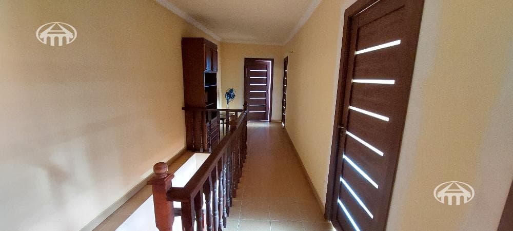 House · 5 rooms · 300 m² · Kentron
