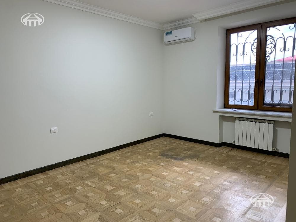 House · 6 rooms · 537 m² · Kentron