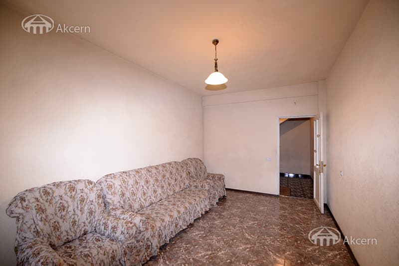 House · 7 rooms · 460 m² · Kentron
