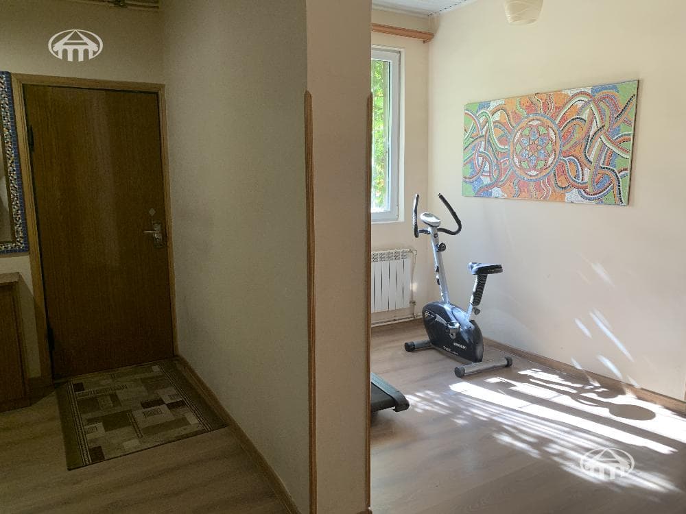 House · 3 rooms · 316 m² · Kentron