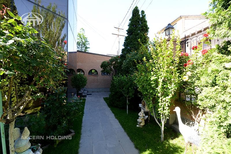 House · 5 rooms · 678 m² · Kentron