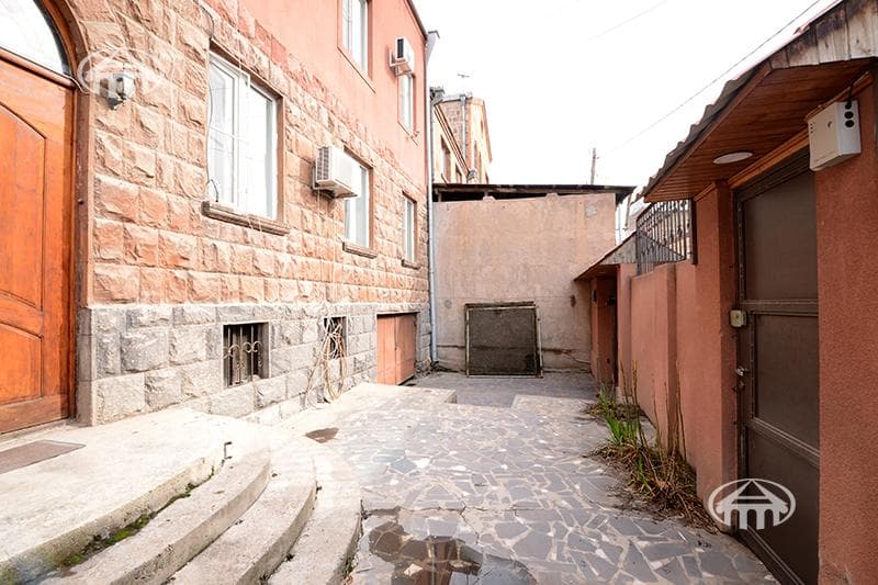 House · 6 rooms · 273 m² · Arabkir