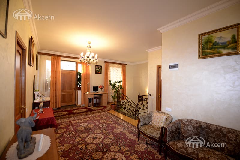 Mansion · 5 rooms · 372 m² · v. Arinj