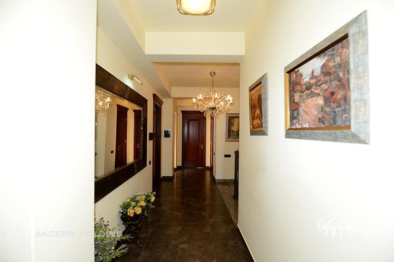 House · 5 rooms · 678 m² · Kentron