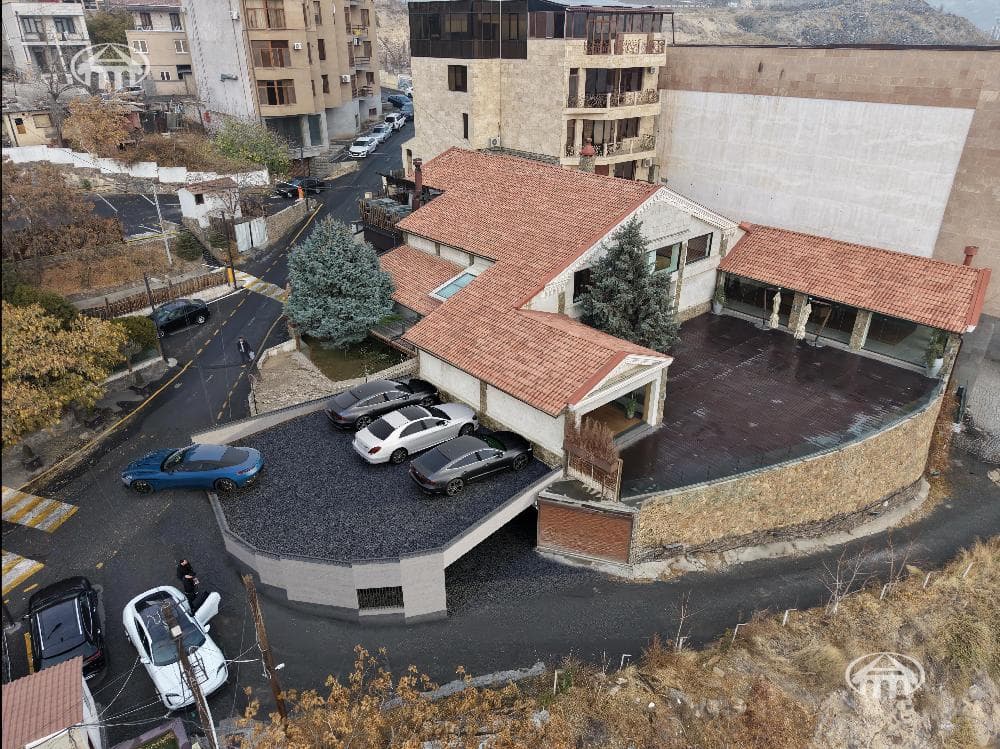 Գրասենյակ · 701 մ² · Կենտրոն