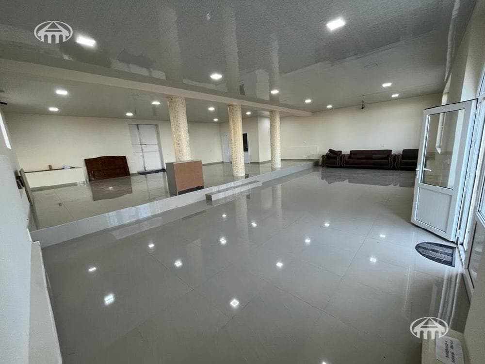 Retail · 153 m² · Karbi
