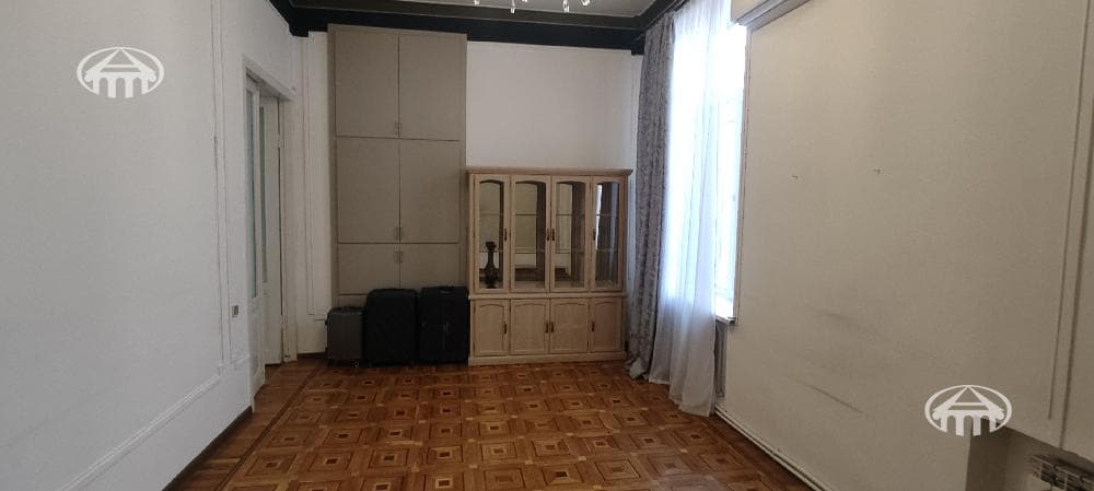Առանձնատուն · 6 սեն. · 180 մ² · Կենտրոն