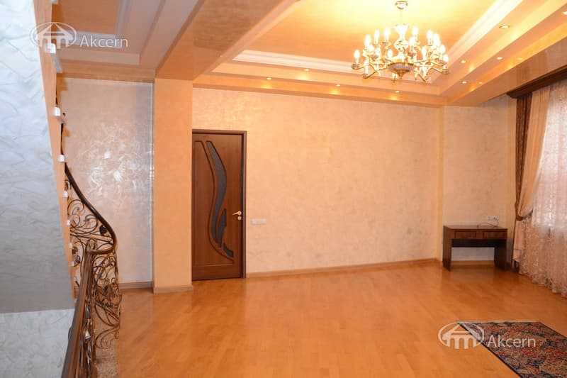 Дом · 4 комн. · 279 м² · Кентрон