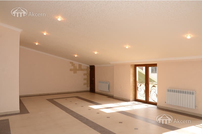 Дом · 5 комн. · 467 м² · Кентрон