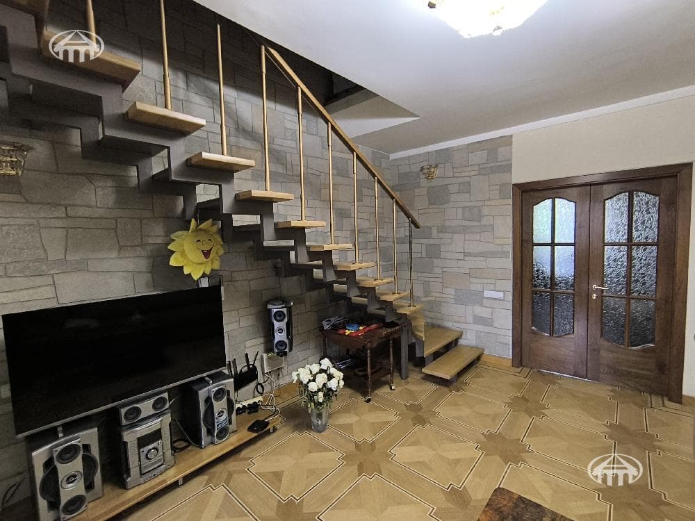 Apartment · 6 rooms · 179 m² · Kentron